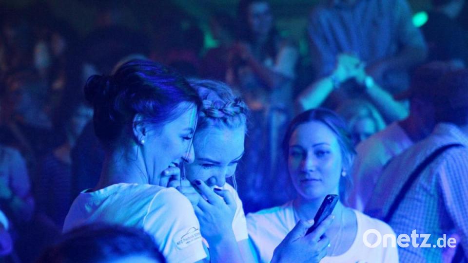 Am Samstagabend mischte die Band &quot;Quertreiber&quot; das Festzelt auf. Bild: lst