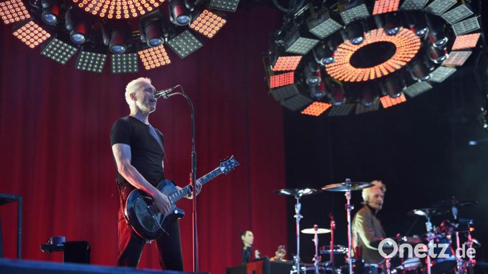 Die Ärzte haben in ihrer Kreativpause nichts verlernt: Farin Urlaub, Bela B. (von links) und Co. rocken die Bühne am Dutzendteich. Bild: Tobias Schwarzmeier