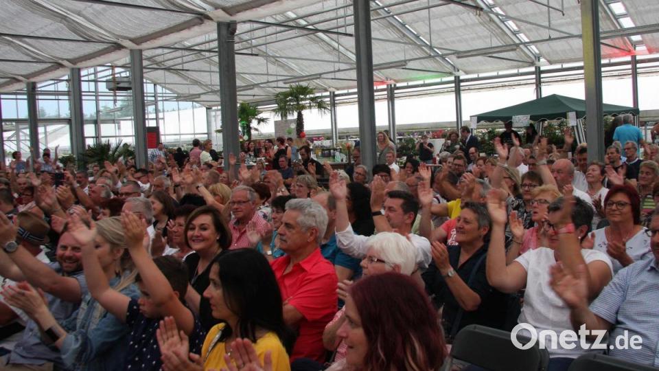 Die Zuhörer feierten lautstark ihre Lieblinge, die im "Gwäxhaus" mit italienischer Musik einheizten. Bild: wro