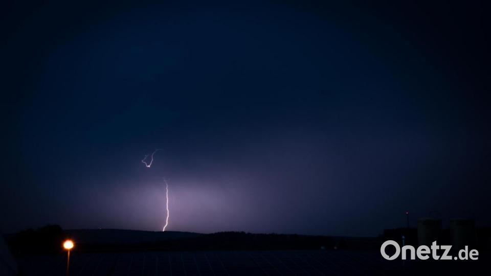 Von Regensburg zog am Dienstagabend eine Gewitterfront nach Norden. Diese kam spektakulär daher, aber am Ende blieb die Region von größeren Unwetterschäden verschont. Bild: mlg