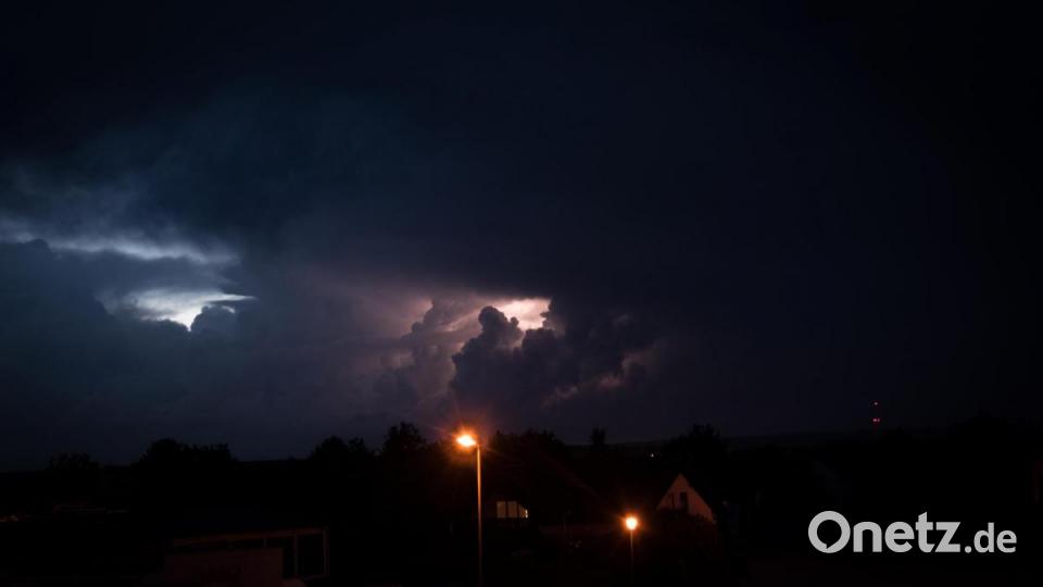Von Regensburg zog am Dienstagabend eine Gewitterfront nach Norden. Diese kam spektakulär daher, aber am Ende blieb die Region von größeren Unwetterschäden verschont. Bild: mlg