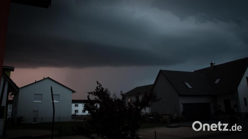 Von Regensburg zog am Dienstagabend eine Gewitterfront nach Norden. Diese kam spektakulär daher, aber am Ende blieb die Region von größeren Unwetterschäden verschont. Bild: mlg