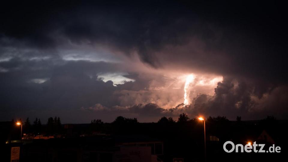Von Regensburg zog am Dienstagabend eine Gewitterfront nach Norden. Diese kam spektakulär daher, aber am Ende blieb die Region von größeren Unwetterschäden verschont. Bild: mlg