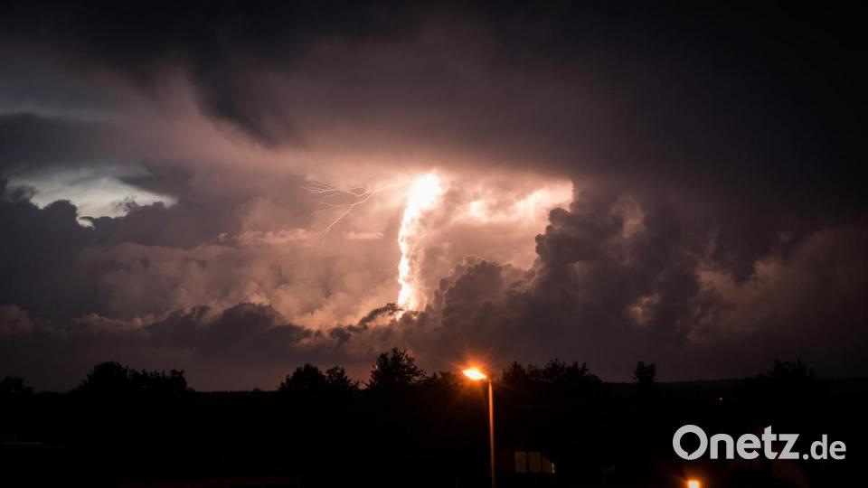 Am Dienstagabend wurde so manchen Menschen in Amberg-Sulzbach bang, als sie in den Himmel blickten. Bild: mlg