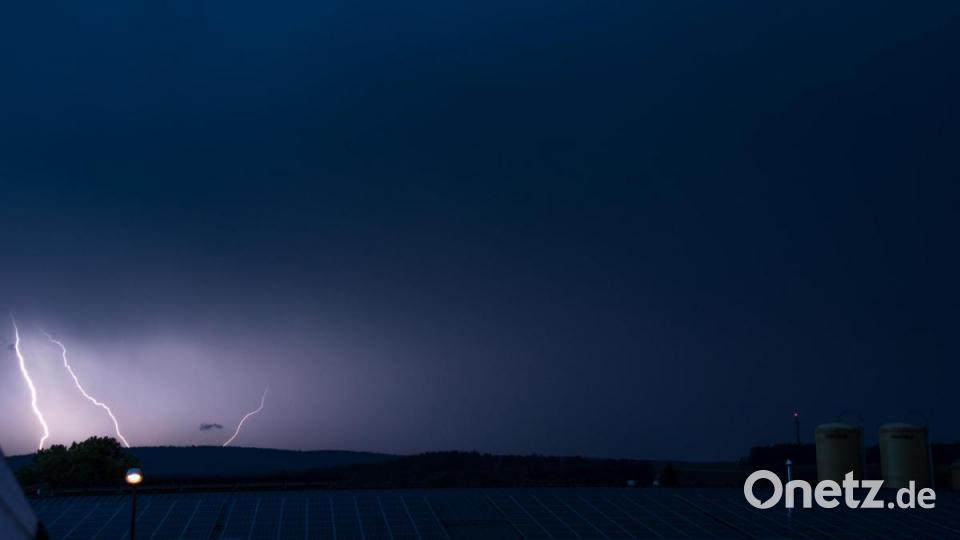 Von Regensburg zog am Dienstagabend eine Gewitterfront nach Norden. Diese kam spektakulär daher, aber am Ende blieb die Region von größeren Unwetterschäden verschont. Bild: mlg