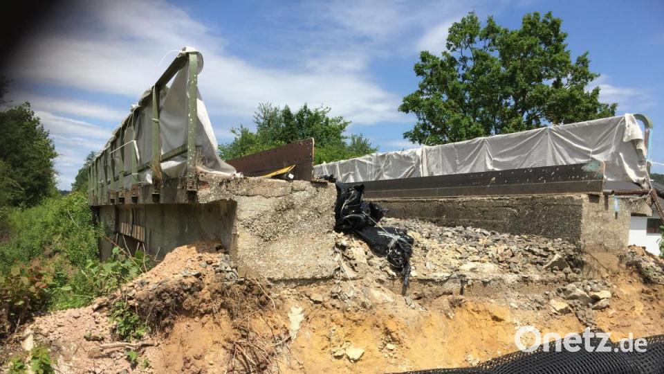 Im Vordergrund sind schon die Geogitter ausgerollt, auf denen das neue Trägermaterial aufgebracht wird. Im Hintergrund eine alte Bahnbrücke bei Schönlind. Bild: Unger, Heike