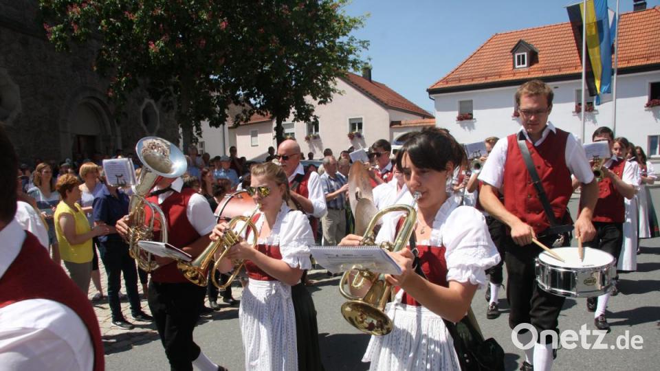 Insgesamt 16 Kapellen formieren sich zum Sternmarsch mit Massenchor anlässlich des 145. Geburtstags der Blaskapelle Falkenberg. Bild: wro