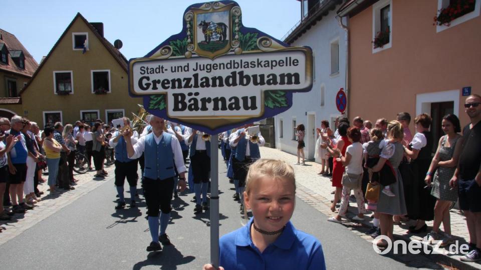 Insgesamt 16 Kapellen formieren sich zum Sternmarsch mit Massenchor anlässlich des 145. Geburtstags der Blaskapelle Falkenberg. Bild: wro