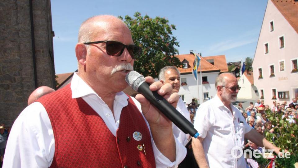 Insgesamt 16 Kapellen formieren sich zum Sternmarsch mit Massenchor anlässlich des 145. Geburtstags der Blaskapelle Falkenberg. Bild: wro