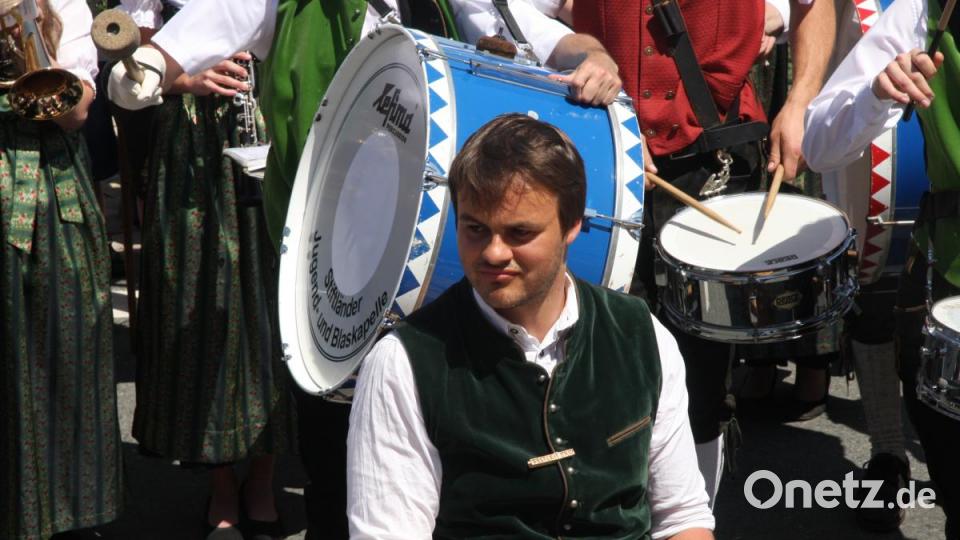 Insgesamt 16 Kapellen formieren sich zum Sternmarsch mit Massenchor anlässlich des 145. Geburtstags der Blaskapelle Falkenberg. Bild: wro