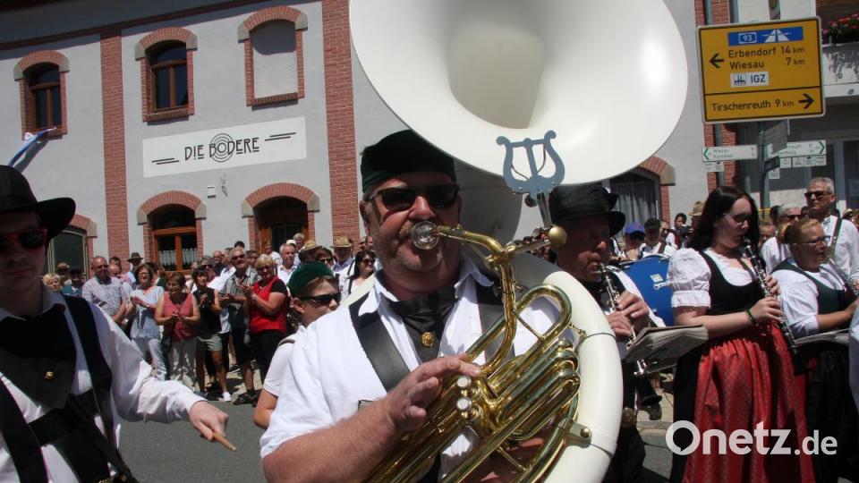 Mit dem mitgebrachten Sousaphone bildeten die Musiker aus der Klosterstadt Waldsassen den wohl unbestrittenen Hingucker am Falkenberger Marktplatz. Bild: wro
