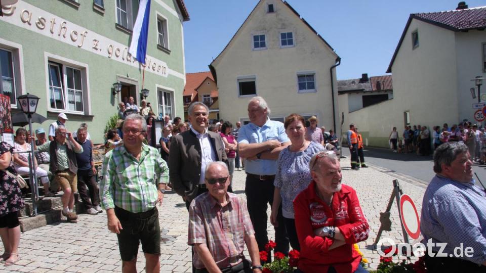 Insgesamt 16 Kapellen formieren sich zum Sternmarsch mit Massenchor anlässlich des 145. Geburtstags der Blaskapelle Falkenberg. Bild: wro