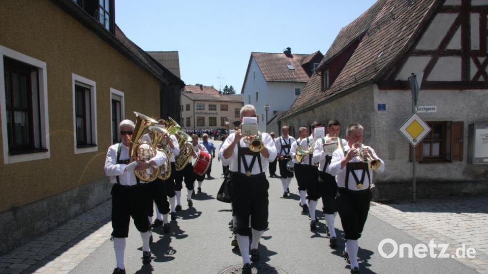 Insgesamt 16 Kapellen formieren sich zum Sternmarsch mit Massenchor anlässlich des 145. Geburtstags der Blaskapelle Falkenberg. Bild: wro