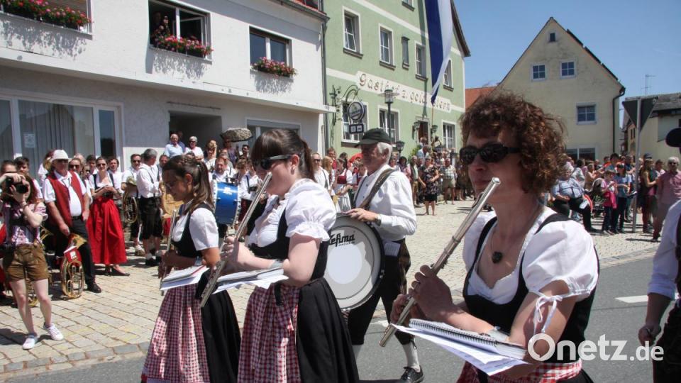 Insgesamt 16 Kapellen formieren sich zum Sternmarsch mit Massenchor anlässlich des 145. Geburtstags der Blaskapelle Falkenberg. Bild: wro