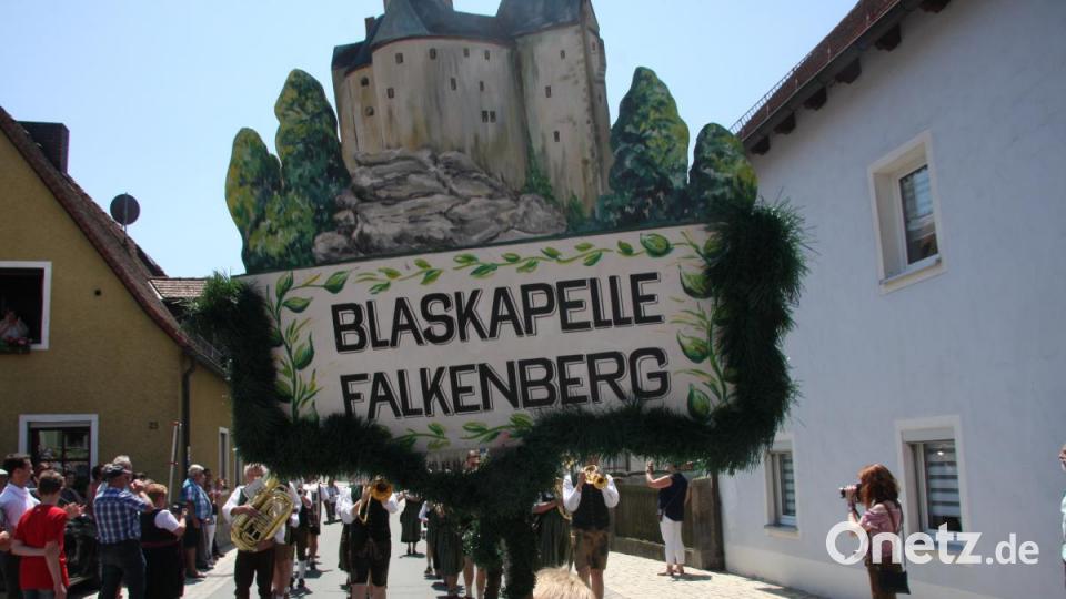 Insgesamt 16 Kapellen formieren sich zum Sternmarsch mit Massenchor anlässlich des 145. Geburtstags der Blaskapelle Falkenberg. Bild: wro