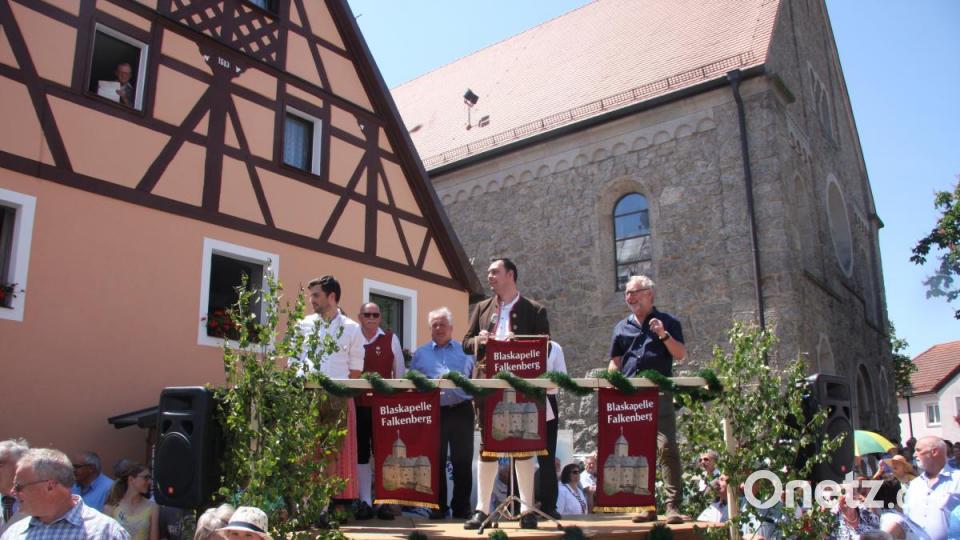 Insgesamt 16 Kapellen formieren sich zum Sternmarsch mit Massenchor anlässlich des 145. Geburtstags der Blaskapelle Falkenberg. Bild: wro
