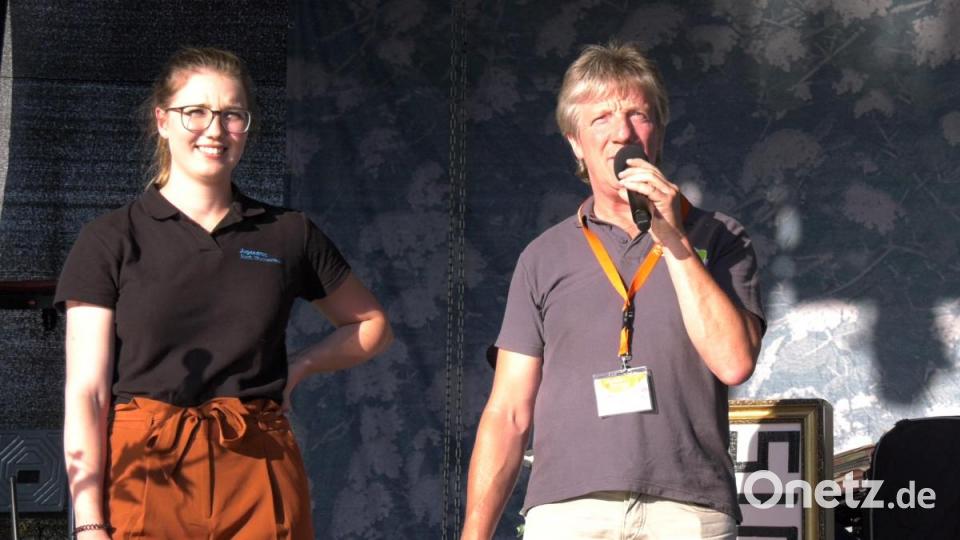 Organisatorin Lena Mayerhöfer und Vinzenz Rahn, Fischhofpark-Fördervereinsvorsitzender, begrüßen das Publikum. Bild: rw