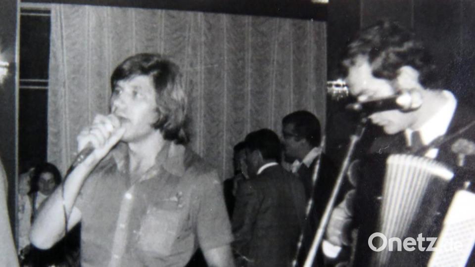 Erinnerung an frühere Zeiten: Hier singt Tom Brankovic im &quot;Kasina Club&quot; in Belgrad. Dort hat auch Schlagersänger Bata Illic oft gesungen. Bild: ubb