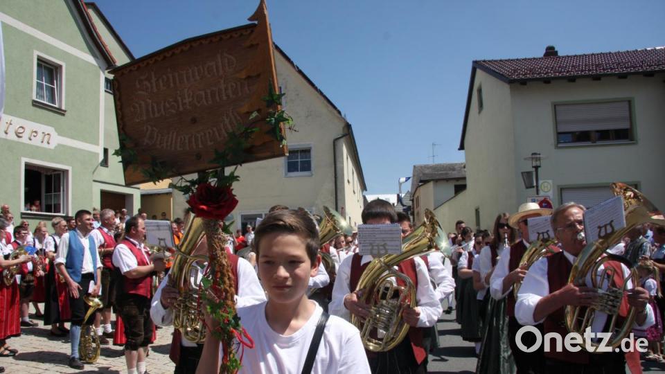 Insgesamt 16 Kapellen formieren sich zum Sternmarsch mit Massenchor anlässlich des 145. Geburtstags der Blaskapelle Falkenberg. Bild: wro