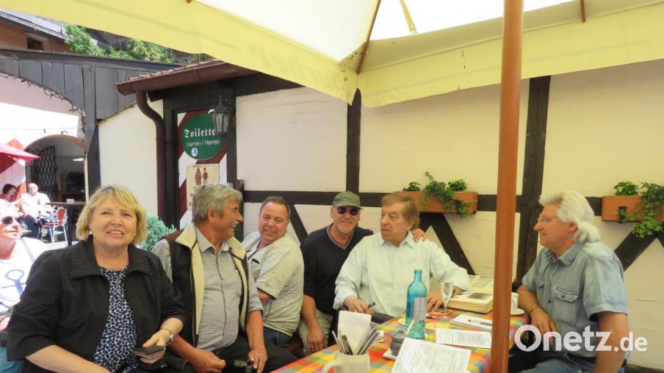 Das Gespräch wird immer wieder unterbrochen: Vielen Fans erkennen Bata Illic und wollen ein Autogramm von dem Schalgersänger. Bild: ubb