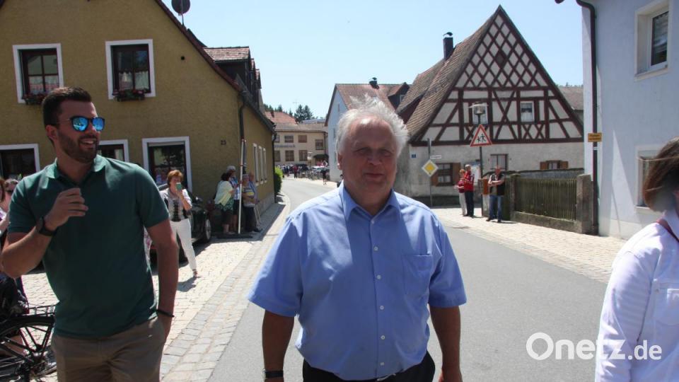 Insgesamt 16 Kapellen formieren sich zum Sternmarsch mit Massenchor anlässlich des 145. Geburtstags der Blaskapelle Falkenberg. Bild: wro