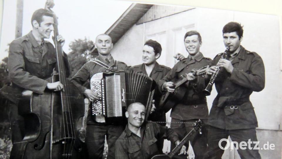 Tom Brankovic ist heute als Ikonenmaler in der Region bekannt. Was kaum einer weiß: Als Folkloremusiker sang er Balladen. Später wirkte Brankovic (rechts) auch in der Militärkapelle mit. Bild: ubb