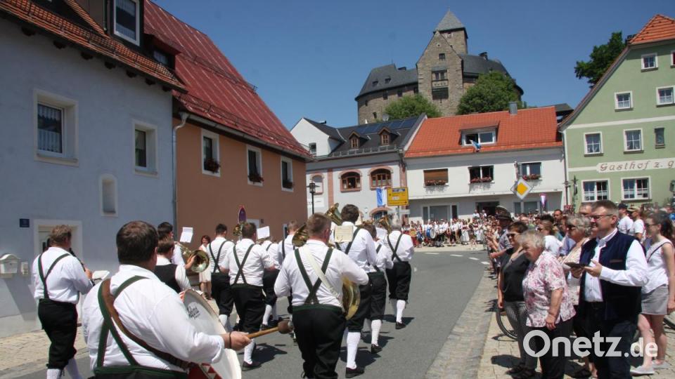 Insgesamt 16 Kapellen formieren sich zum Sternmarsch mit Massenchor anlässlich des 145. Geburtstags der Blaskapelle Falkenberg. Bild: wro