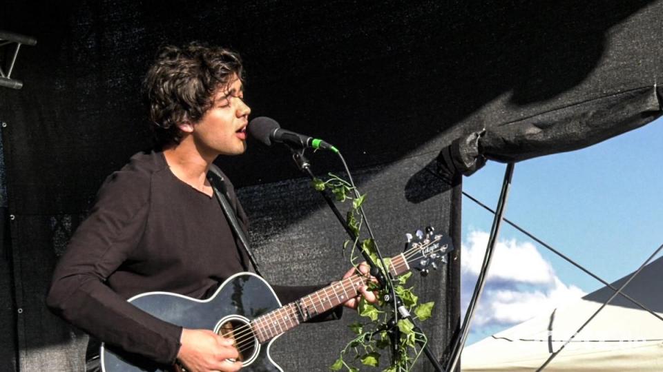 Den Auftakt bestreitet &quot;Paul&quot;. Der junge Künstler aus München steht in Tirschenreuth ohne seine Band auf der großen Seebühne. Nur seine Gitarre leistet ihm Gesellschaft. Bild: rw