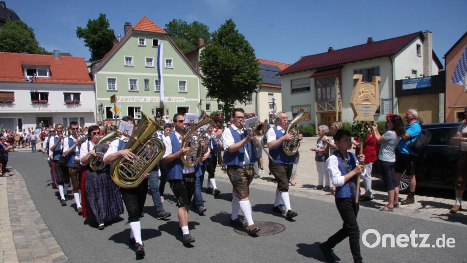 Insgesamt 16 Kapellen formieren sich zum Sternmarsch mit Massenchor anlässlich des 145. Geburtstags der Blaskapelle Falkenberg. Bild: wro