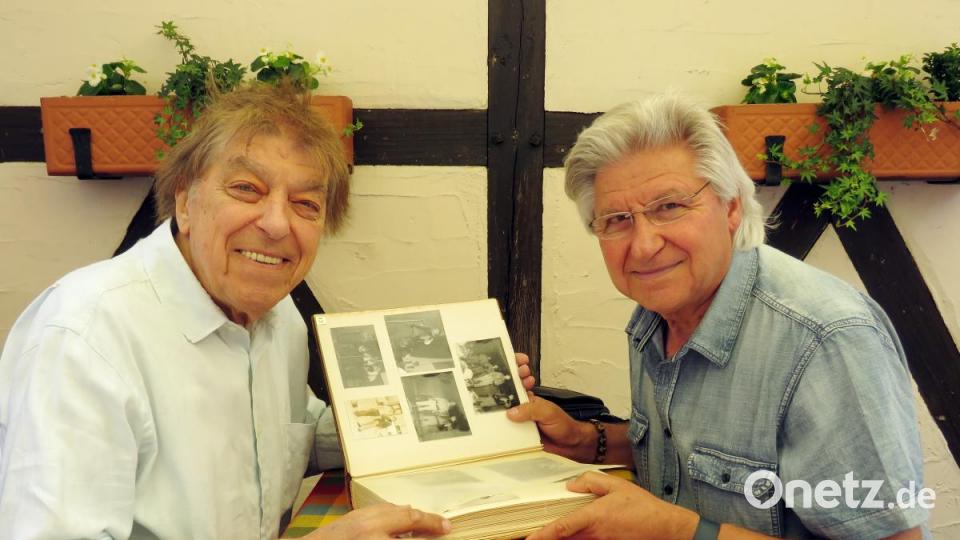 Beim Blättern im nostalgischen Fotoalbum geraten Bata Illic (links) und Tom Brankovic (rechts) ins Schwärmen. Bild: ubb