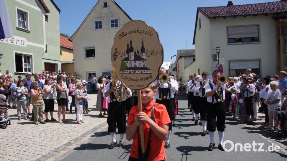 Mit einem Geburtstagsgruße beteiligte sich auch die Münchenreuther Bauernkapelle an den Glückwünschen zum 145. Geburtstag der Falkenberger Blasmusik. Bild: wro