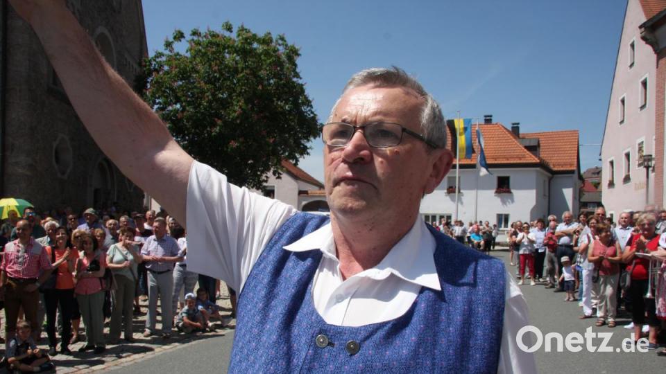 Insgesamt 16 Kapellen formieren sich zum Sternmarsch mit Massenchor anlässlich des 145. Geburtstags der Blaskapelle Falkenberg. Bild: wro