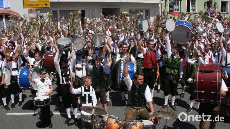 Nach dem Massenchor, zu dessen Abschluss die 16 Kapellen gemeinsam die Bayern- und Nationalhymne spielten, folgte der Musikantengruß aller Mitwirkenden. Bild: wro