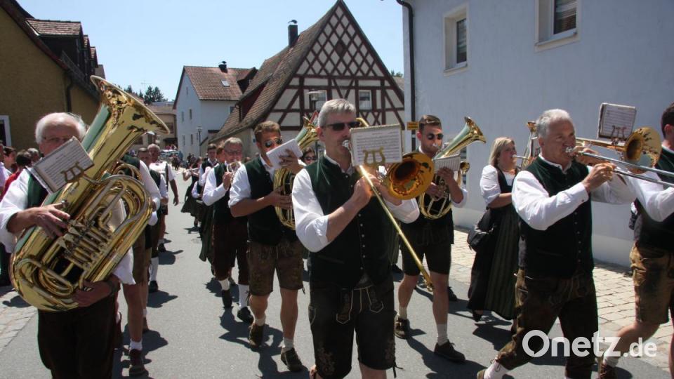 Insgesamt 16 Kapellen formieren sich zum Sternmarsch mit Massenchor anlässlich des 145. Geburtstags der Blaskapelle Falkenberg. Bild: wro
