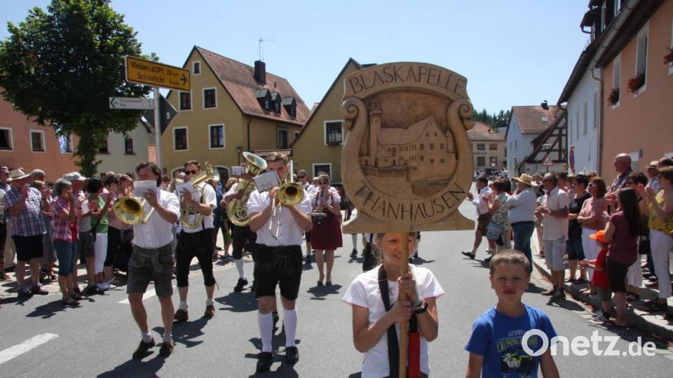 Insgesamt 16 Kapellen formieren sich zum Sternmarsch mit Massenchor anlässlich des 145. Geburtstags der Blaskapelle Falkenberg. Bild: wro