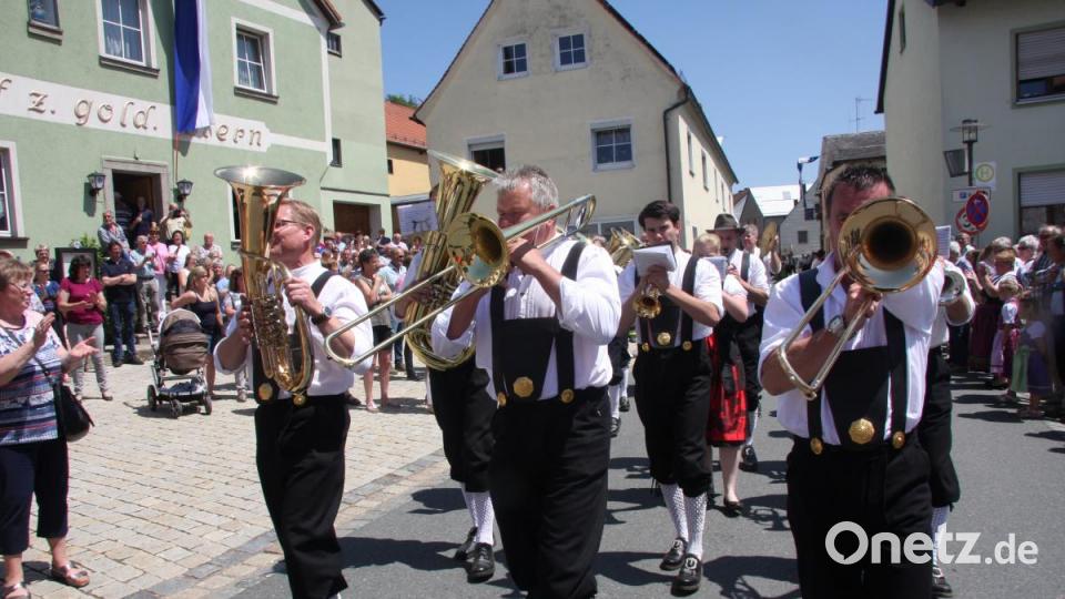 Insgesamt 16 Kapellen formieren sich zum Sternmarsch mit Massenchor anlässlich des 145. Geburtstags der Blaskapelle Falkenberg. Bild: wro