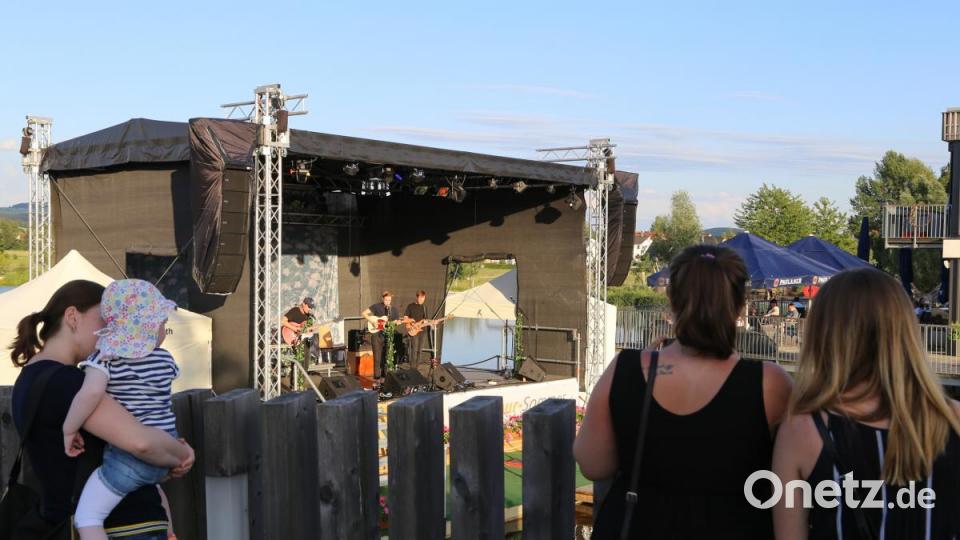 Den &quot;cooltour&quot;-Sommerabend des Jugendrats gestalten &quot;Some Sprouts&quot;, &quot;Telquist&quot; und &quot;Paul&quot; auf der Seebühne in Tirschenreuth. Bild: Roland Wellenhoefer