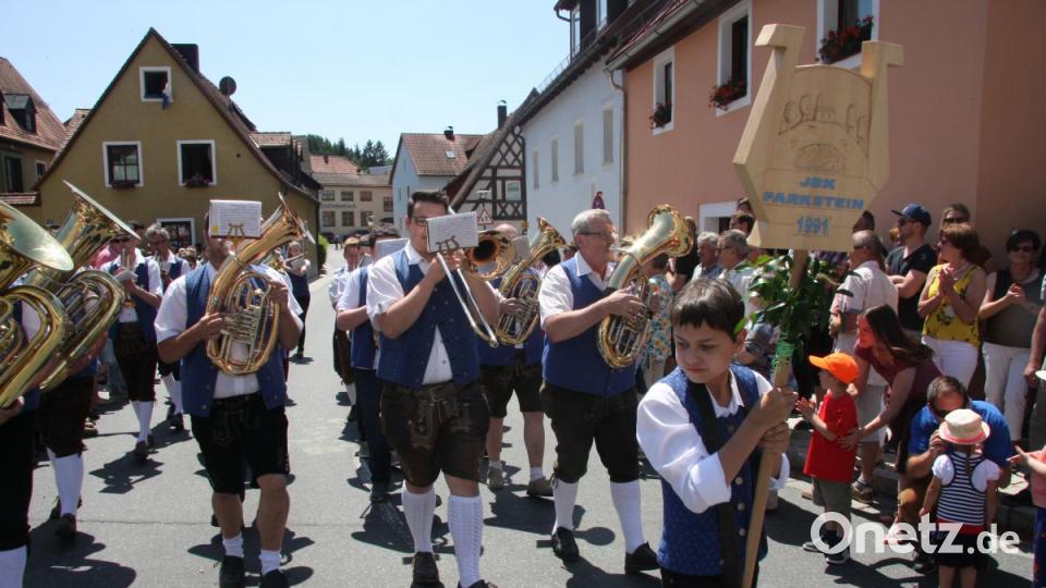Insgesamt 16 Kapellen formieren sich zum Sternmarsch mit Massenchor anlässlich des 145. Geburtstags der Blaskapelle Falkenberg. Bild: wro