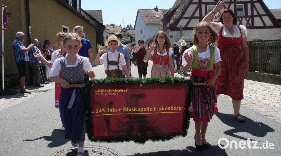 Den Schluss des Sternmarsches bildete der Jubelverein, die Blaskapelle Falkenberg, die am Pfingstwochenende ihren 145. Geburtstag feierte. Bild: wro