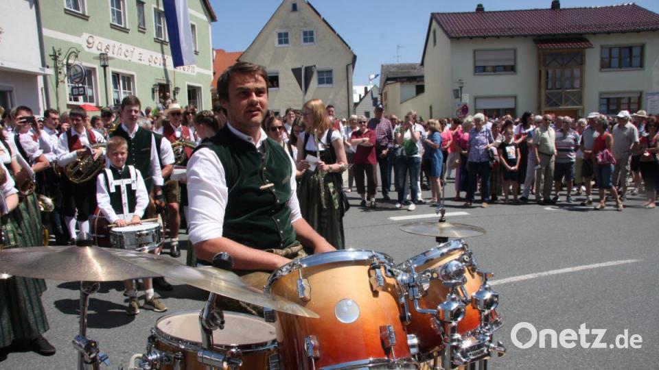 Insgesamt 16 Kapellen formieren sich zum Sternmarsch mit Massenchor anlässlich des 145. Geburtstags der Blaskapelle Falkenberg. Bild: wro