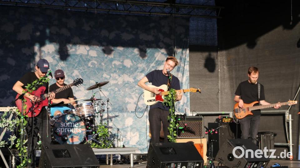„Telquist“ bestreitet den zweiten Teil des &quot;cooltour&quot;-Sommerabendsist eigentlich das Soloprojekt von Sebastian Eggerbauer. Er spielt chilligen Wohlfühl-Pop. Zur festen Live-Besetzung gehören zudem Christoph Hundhammer (Guitar, Keys), Thomas Huck (Bass) und Max Gerisch (Drums). Bild: Roland Wellenhoefer