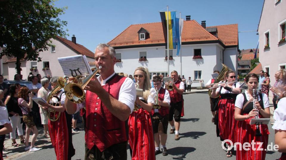 Insgesamt 16 Kapellen formieren sich zum Sternmarsch mit Massenchor anlässlich des 145. Geburtstags der Blaskapelle Falkenberg. Bild: wro