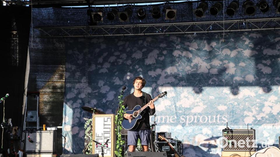 Den Auftakt bestreitet &quot;Paul&quot;. Der junge Künstler aus München steht in Tirschenreuth ohne seine Band auf der großen Seebühne. Nur seine Gitarre leistet ihm Gesellschaft. Bild: Roland Wellenhoefer