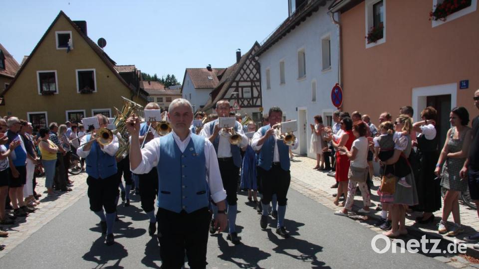 Insgesamt 16 Kapellen formieren sich zum Sternmarsch mit Massenchor anlässlich des 145. Geburtstags der Blaskapelle Falkenberg. Bild: wro