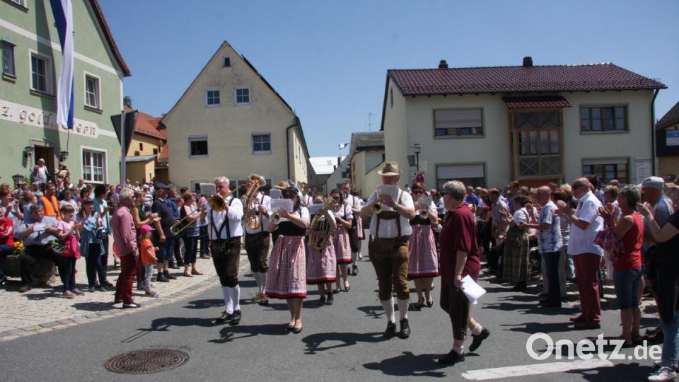 Insgesamt 16 Kapellen formieren sich zum Sternmarsch mit Massenchor anlässlich des 145. Geburtstags der Blaskapelle Falkenberg. Bild: wro