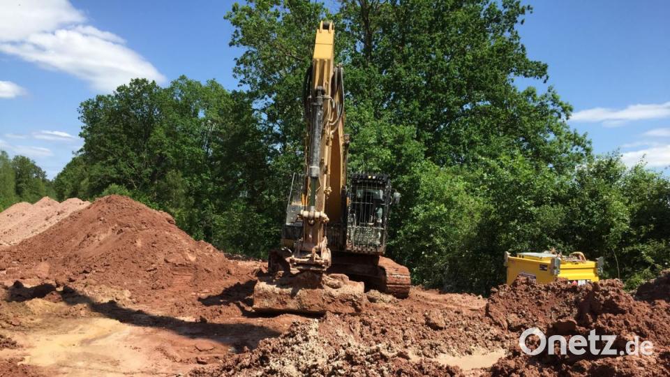 Auf der Großbaustelle wird rund um die Uhr im Zwei-Schicht-Betrieb gearbeitet. Ab 3. August sollen hier wieder Züge fahren. Bild: Unger, Heike