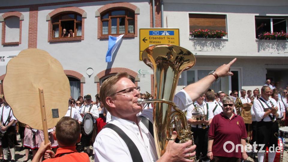 Peter Fuhrmann – bekannt von der „Altneihauser Feierwehrkapell&#039;n“ – leitet die Münchenreuther Bauernkapelle, die eigens von der Kappel-Gemeinde nach Falkenberg gereist war, um zu gratulieren. Bild: wro