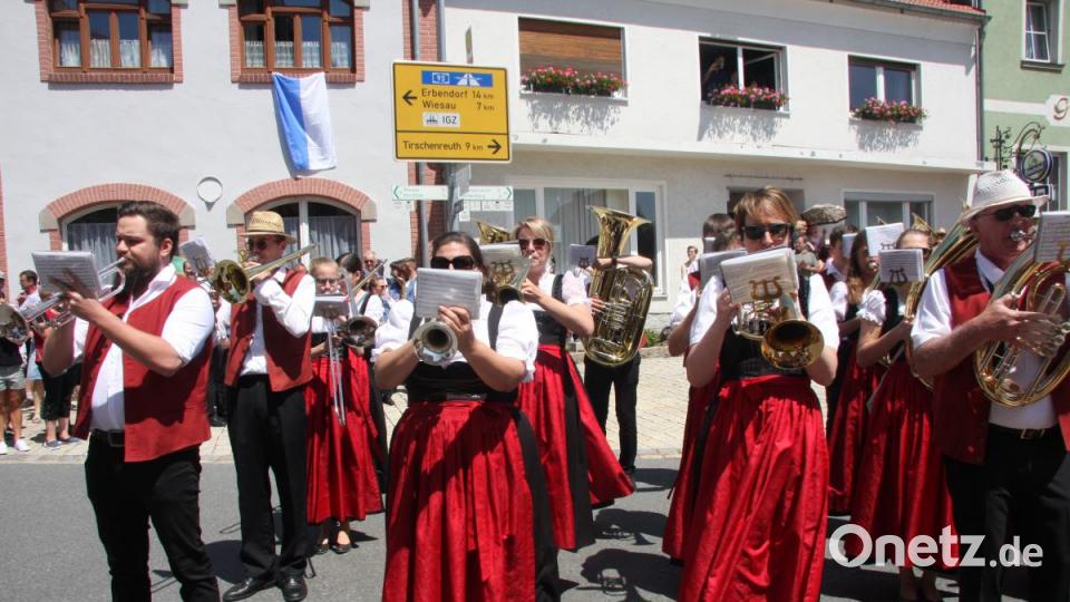 Insgesamt 16 Kapellen formieren sich zum Sternmarsch mit Massenchor anlässlich des 145. Geburtstags der Blaskapelle Falkenberg. Bild: wro