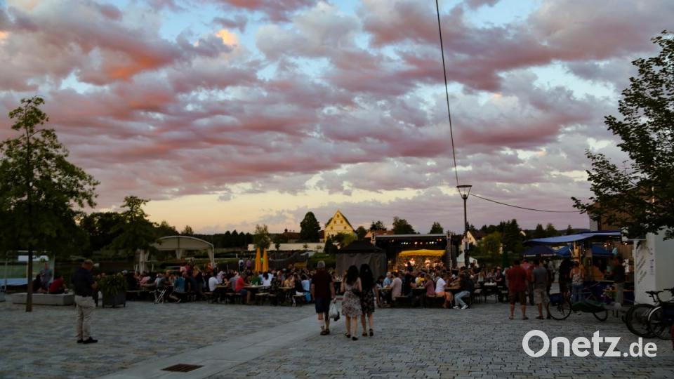 Den &quot;cooltour&quot;-Sommerabend des Jugendrats gestalten &quot;Some Sprouts&quot;, &quot;Telquist&quot; und &quot;Paul&quot; auf der Seebühne in Tirschenreuth. Bild: Roland Wellenhoefer