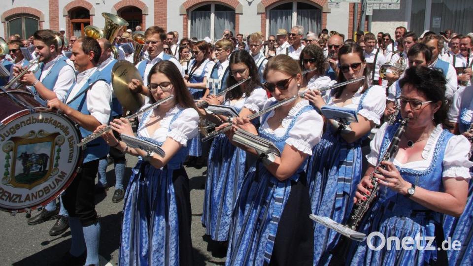 Ihre musikalische Aufwartung machten auch die Freunde von der Grenzstadt Bärnau. Bild: wro